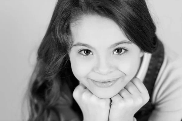 Menina bonita com sorriso de cabelo longo — Fotografia de Stock