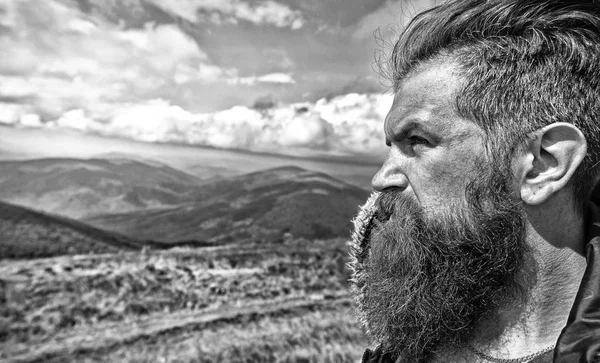 Man hipster resenären med skägg och mustasch porträtt på berget — Stockfoto