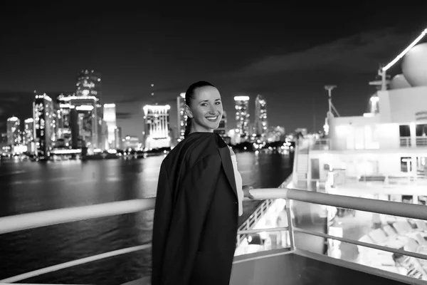 Femme d'affaires sourire en costume veste à Miami, Etats-Unis. Femme sensuelle à bord du navire sur la ligne d'horizon nocturne. Mode, beauté, regarde. Voyager pour affaires. Wanderlust, aventure, découverte, voyage. — Photo