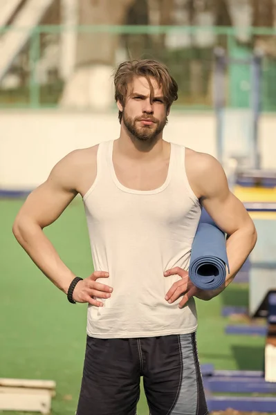 Homem Muscular Segurando Ioga Tapete Fitness Para Exercício Ginásio Livre — Fotografia de Stock