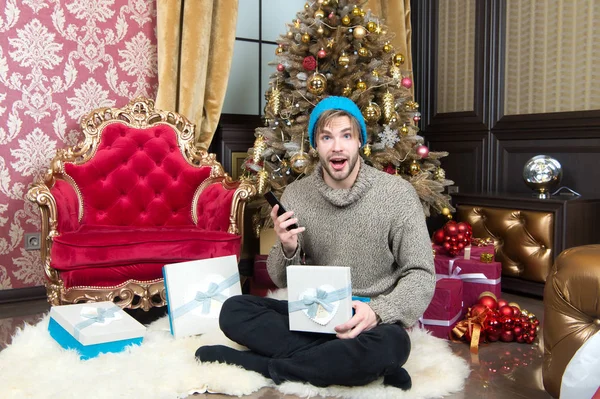 Homem abrir caixa de presente com smartphone na árvore de Natal — Fotografia de Stock