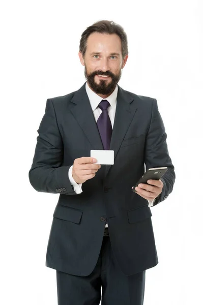 Uomo in possesso di biglietto da visita e numeri di telefono cellulare. L'uomo usa il cellulare e la carta di credito per lo shopping online. Telefona. Sempre disponibile — Foto Stock