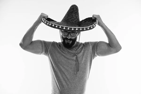 Homem musculoso em Sombrero. O mexicano guarda o chapéu sombrero em mãos musculadas. Força e masculinidade. Apaixonado pelo México, preto e branco — Fotografia de Stock
