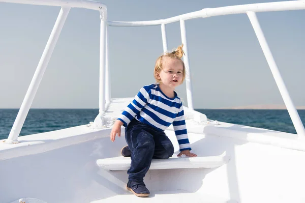 A minha primeira viagem. Menino desfrutar de férias em navio de cruzeiro. Criança bonito marinheiro iate dia ensolarado. Aventura de marinheiro menino viajando mar. Menino marinheiro adorável listrado camisa iate branco viagens ao redor do mundo — Fotografia de Stock