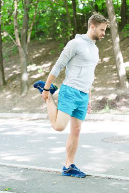 Sporcu her zaman antrenmandan sonra esneme hareketleri yapar. Sporcu kasları dışarıda çalıştırın. Erkek koşucu kendine güveni tam, bacak kaslarını esnetiyor. Her koşucu koşarken seviye yaralanmalarını azaltmayı bilmeli.