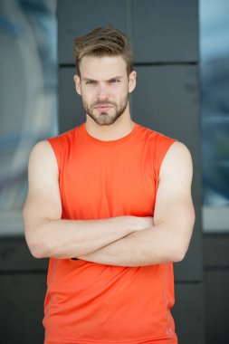 Metroseksüel kavramı. Adam tarzı ve görünümü hakkında çekici bakım sakallı. Adam kesin yüz kas omuz kentsel arka plan kıl. Sakal kas adam adam yakışıklı ve serin görünüyor