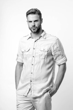 Ciddi göz atmak. Adam ciddi yüz güvenle beyaz arka plan poz kıl. Görünümü duruşun üzerinde bağlıdır. Adam kesin yüz emin duruş kuşkuyla bakıyorsun. Kendine güvenen maço