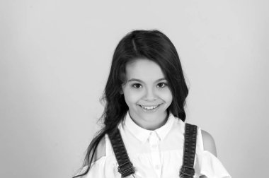 Mutlu çocuk, çocukluk kavramı. siyah ve beyaz mutlu küçük kız