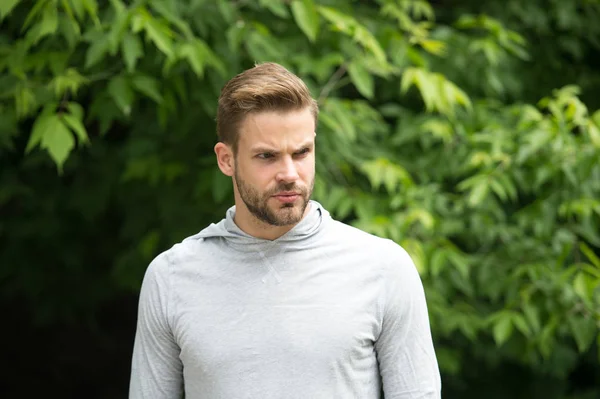 Il rayonne de confiance. Homme à la barbe semble belle coiffure parfaite. Guy barbu apparence de style attrayant. Homme soies strict visage coiffure élégante fond de la nature. Concept de confiance — Photo