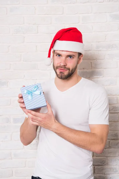 Man hold xmas box com fita azul — Fotografia de Stock