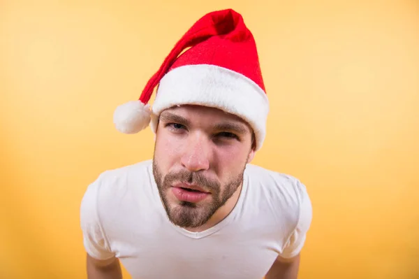 Macho στο κόκκινο καπέλο και λευκό tshirt Χριστούγεννα — Φωτογραφία Αρχείου