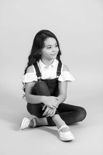 Skönhet, utseende och frisyr. svart och glad liten tjej — Stockfoto