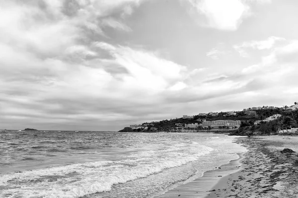 Vacaciones en la playa del Caribe. Playa del mar en el cielo nublado en Phillipsburg, San Martín. Paisaje marino con ciudad en paisaje de montaña, naturaleza. Lujuria, aventura y viajes — Foto de Stock