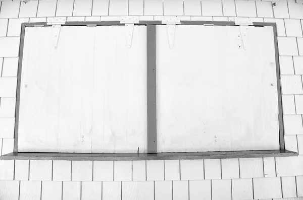 Janela com persianas de metal na parede amarela em philipsburg, sint maarten. Fachada de loja fechada, pequeno negócio. Loja com persianas de segurança. Arquitetura, estrutura e design — Fotografia de Stock