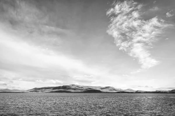 Ρέικιαβικ, Ισλανδία - 12 Οκτωβρίου 2017: θέα σε θάλασσα, στο βουνό σύμφωνα με συννεφιασμένο ουρανό. Θαλασσογραφία με μπλε νερό επιφάνεια στην ηλιόλουστη μέρα, θαλάσσια φύση. Περιπλάνησης, περιπέτεια και ταξίδια — Φωτογραφία Αρχείου
