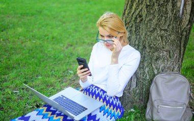 Satış Müdürü işgal faydaları. Park sipariş maddesi telefon içinde laptop olan kadın. Kız online serbest iş yararlanır. Online alışveriş ile zaman kazanmak. Kız oturup ot defter ile