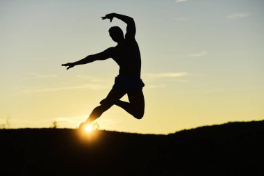 Spor ve eğitim konsepti. Atletlerin silueti zarif bir şekilde atlıyor.