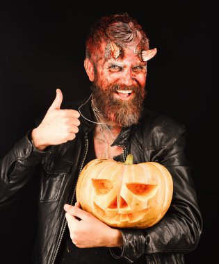 Şeytan ya da canavar Ekim süslemeleri. Korkunç makyaj yapan adam.