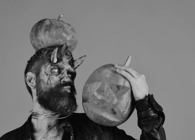 Boynuzlu şeytan ve nişanlı yüz öpücükleri oyulmuş Jack Lantern