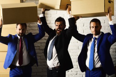 Liderler başlarının üstünde büyük kutular tutarlar.