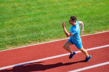 Atlet sportif şekil hareket. Adam atlet büyük sonucu elde etmek için çalıştırın. Nasıl daha hızlı koşmak. Hız Eğitim Kılavuzu. Çalışan hızını artırmak için yollar. Çalışan hız ve dayanıklılık geliştirmek için basit yolu.