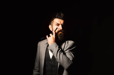 Ciddi yüzlü bir iş adamı siyah arka planda izole edilmiş..