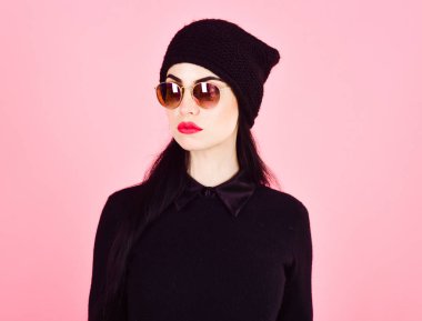 Gözlük gözlük takan serin hipster öğrenci kadın