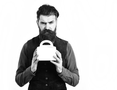 sakallı adam öğle yemeği kutusu ile ciddi bir yüz tutan