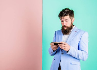 Internet sörf sosyal ağlar. Her zaman online kavramı. Sosyal medya pazarlama. Modern gadget smartphone online erişim ile. İşadamı mesaj gönder. İş adamları Internet modern teknoloji kullanın