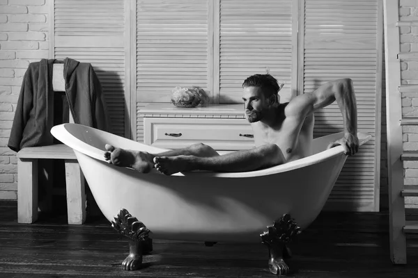 Sex und Entspannungskonzept: Mann mit Bart badet — Stockfoto