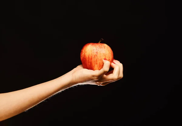 농업 과 건강 한 영양의 개념. 암컷 손에 신선 한 과일이 들어 있다 — 스톡 사진
