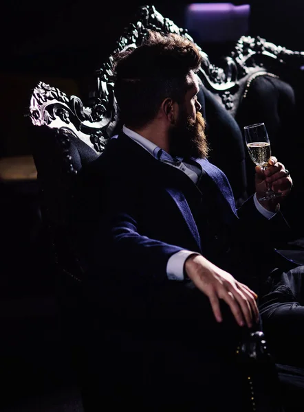 Homem barbudo com rosto sério e taça de champanhe . — Fotografia de Stock