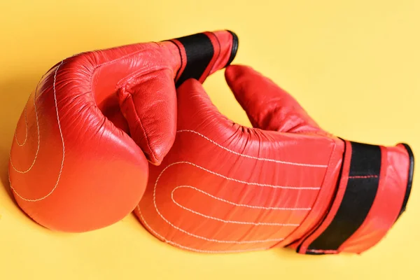 Concepto de combate y lucha. Par de guantes de boxeo —  Fotos de Stock