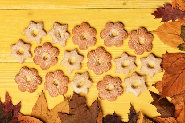 Concepção de pastelaria e produtos caseiros. Flores e estrelas biscoitos — Fotografia de Stock