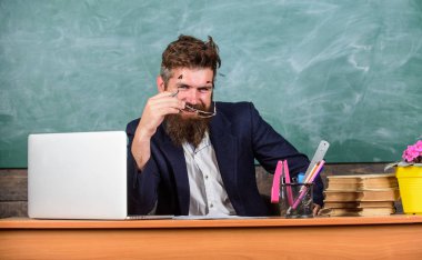Sınav kurnaz yüzü tablo kara tahta arka plan otur. Okul sınav kavramı. Sakallı examinator öğretmen gözlük gülümseyen yüzü ile. Hile yaptın ve o kanıt biliyordu. Zor examinator