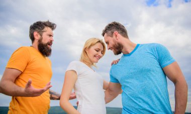 Erkek arkadaşın için olmanın yolları. İki erkek arasındaki kız stand. Çift ve reddedilen ortağı. Kadın erkek aldı. Rekabet kavramı seviyorum. O seçimini yaptı. Başlangıç romantik ilişkiler