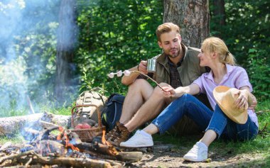 Piknik zammı. Kaç arkadaş Kavrulmuş Lokum Aperatif doğa arka plan hazırlamak. Çift aşk kamp ormandaki kavurma Marshmallow. Marshmallow şenlik ateşi, kavurma. Atıştırmalık ve içecek çift yemek