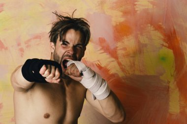 Siyah kimono kemerli ve kollarında bandaj olan adam..