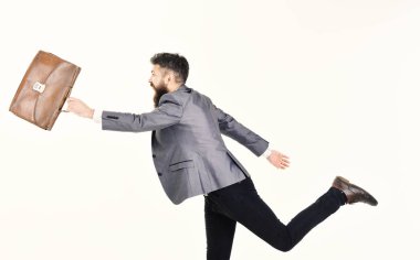 Sakallı bir iş adamı, büyük bir bavulla koşuyor. beyaz üzerine izole