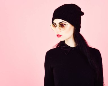 Moda ve güzellik kavramı. Güneş gözlüğü takıyor hippi kız moda