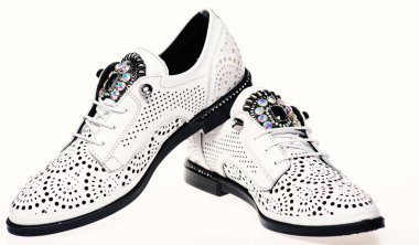 Moda rahat oxfords Ayakkabı çifti. Modern ayakkabı kavramı. Beyaz deri izole beyaz zemin üzerine yapılmış ayakkabılar. Perforasyon ve rhinestones ile düz taban üzerinde kadın ayakkabı
