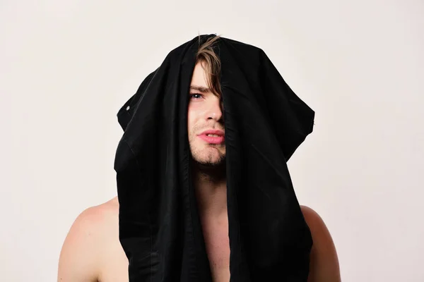 Guy avec le visage occupé et pantalon sur fond blanc — Photo