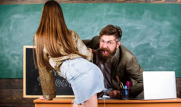 Ξεμυαλίστρα φοιτητής. Σέξι αποπλάνησης. Σχολική πειθαρχία συμπεριφοράς και κανόνες. Εκπαιδευτικός ή διευθυντής σχολείου ψάχνει γλουτούς σέξι κορίτσι φοιτητής. Φοιτητής στο μίνι φούστα με σέξι γλουτούς σαγηνεύει δάσκαλος — Φωτογραφία Αρχείου