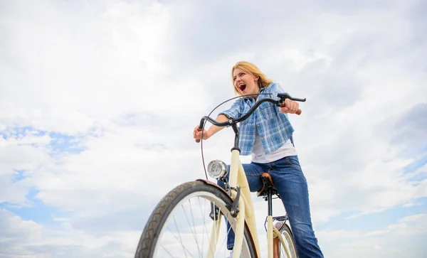 Érzelmi nő élvezni kerékpáros üdülés. Lány töltenek szabadidős lovaglás kerékpár. Legfrissebb hírek a rekreációs és szabadidős kerékpárosok. Lány lovagol a kerékpár ég háttere. Lady kerékpáros cruiser kerékpár — Stock Fotó