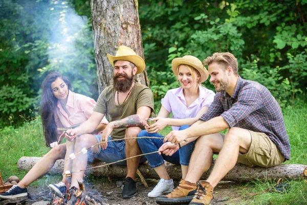 Wandergrillen. Freunde grillen am Wochenende im Wald. beste Freunde verbringen Freizeit Wochenende Wanderung Grill Wald Natur Hintergrund. Firmenfreunde picknicken oder grillen Essen am Lagerfeuer — Stockfoto