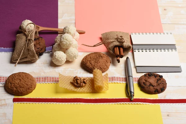 Dulces saludables caseros sobre fondo de textura de madera clara . — Foto de Stock