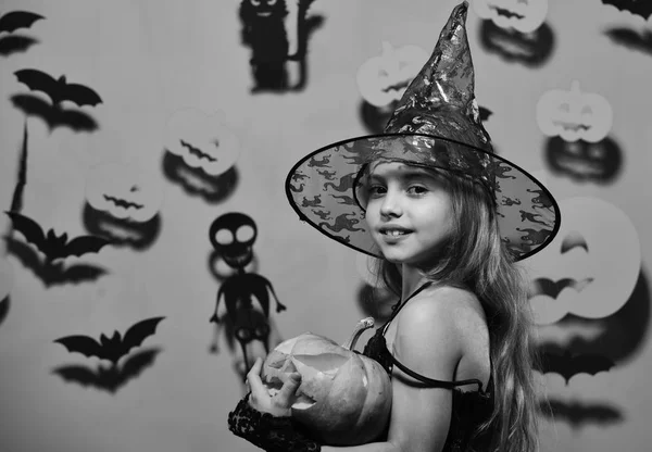Uma bruxa com um chapéu preto. Halloween festa e decorações conceito — Fotografia de Stock