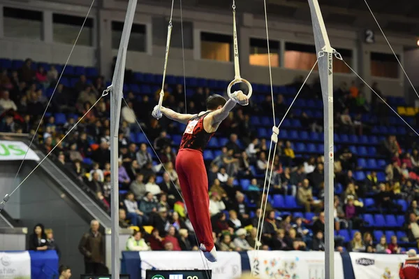 Kiev Ucrania Abril 2017 Gimnasta Masculina Que Realiza Anillos Gimnasia —  Fotos de Stock