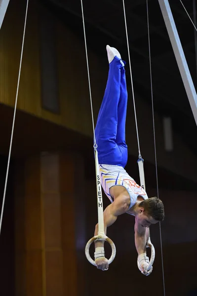 Kiev Oekraïne April 2017 Mannelijke Turner Uitvoeren Stationaire Gymnasic Ringen — Stockfoto