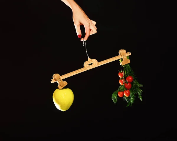 Äpple med tomater och dill med ojämn vikt — Stockfoto